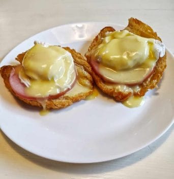 Eggs benedict