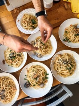 man finalizing group of noodle bowls